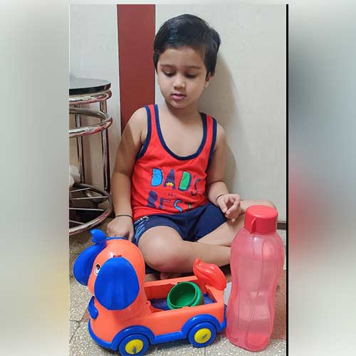 LKG A photos for concept learning same and different.