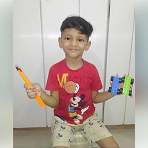 LKG A photos for concept learning same and different.